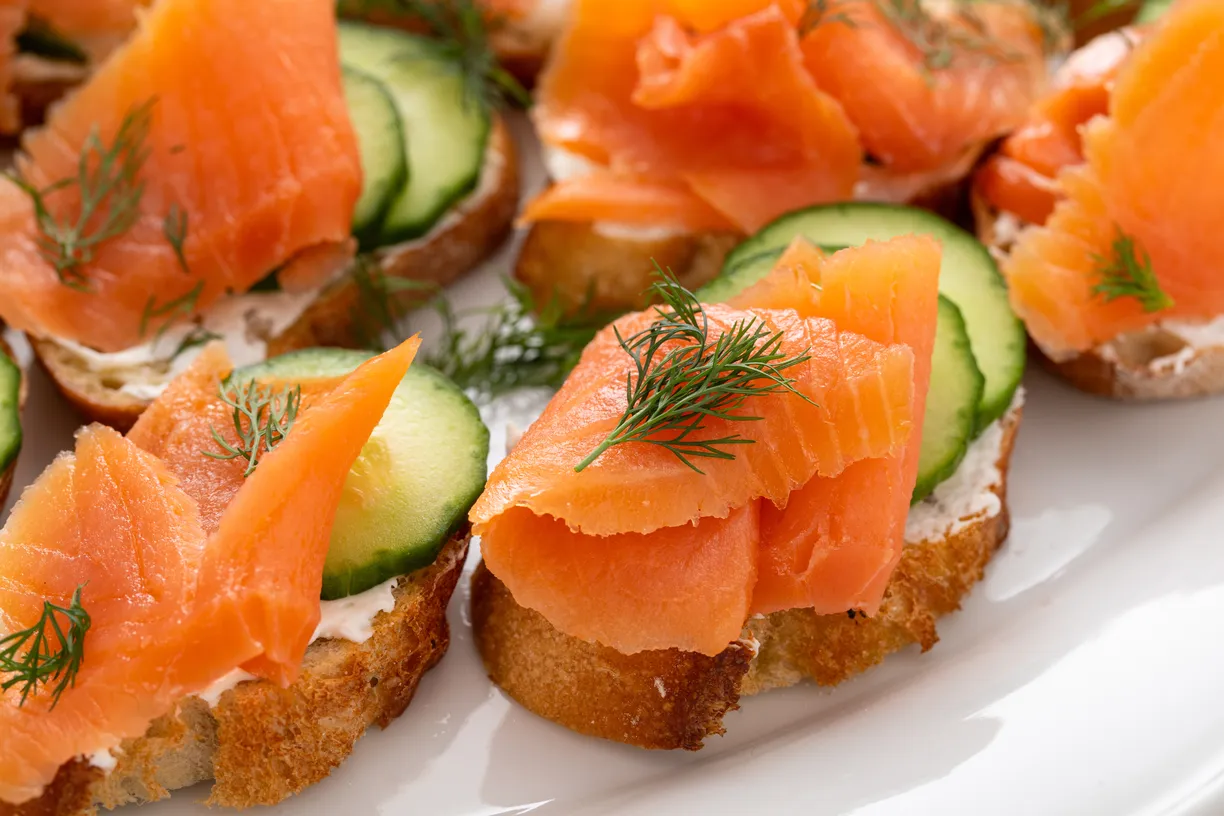 Räucherlachs, Gurke, Frischkäse. Foto: fahrwasser - Adobestock