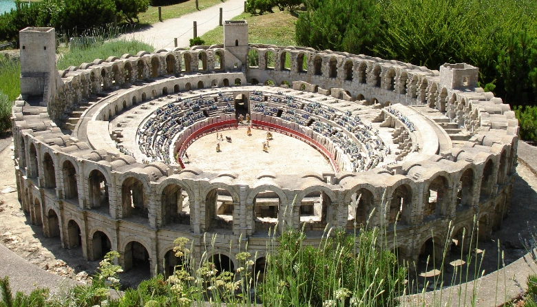 Das römische Amphitheater in Arles. Foto: Marta Reimpell - Adobestock