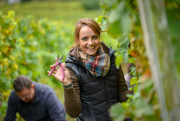 Die Deutsche Weinkönigin, Lena Endesfelder, in ihren Weinbergen an der Mosel. Foto: deutsche weine.de