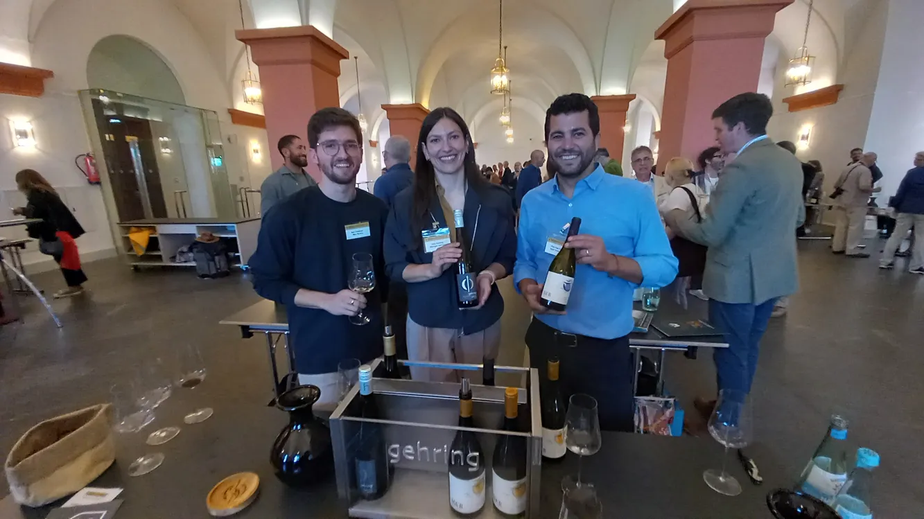 Elad Katz, Gina Gehring und Katzens Schwager bei TwinWineries im Mainzer Schloss (von rechts).