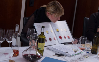 Bei der Sommelier-Ausbildung. Foto: Frank Ristau