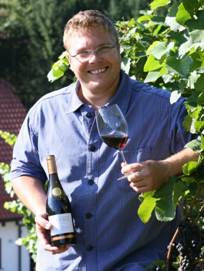 Thomas Männle, Weingut Andreas Männle, Durbach: Blüte bei extremer Hitze sensationell schnell. Hofft auf guten Erntesegen. Foto: Dieter Simon