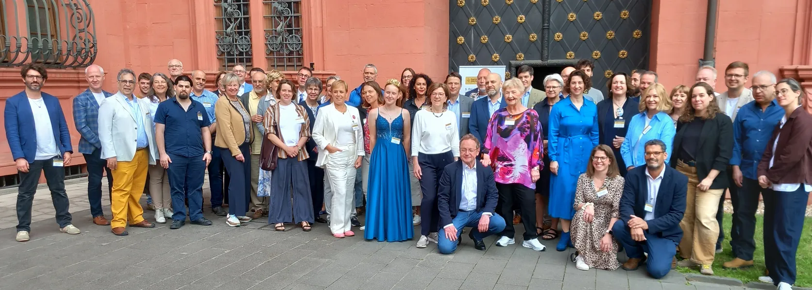 Die deutschen und israelischen Teilnehmer beim 5. TwinWineries Weingipfel am 15. Juni 2026 im Hof des Mainzer Schlosses. Foto: bonvinitas