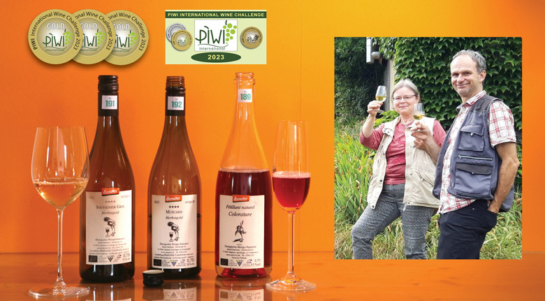 3xGoldweine vom großen Individualisten Bernd Sacherer – Weingut Rabenhof prämiert beim PIWI International Wine Challenge 2023 – viel weniger gespritzt. Im Bild: Bernd Sacherer und Sibylle Schaible-Sacherer'