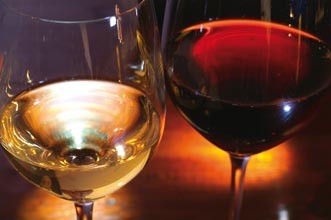 Tolle Fotos zu Thema Wein von Armin Faber – gibt’s als Bilder in vielen Größen sie dekorieren viele Restaurants, Vinotheken sowie auch Privaträume. Oben 'die Farbe des Weins' '