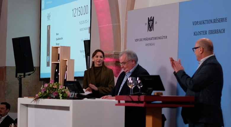 Tolle Fotos zu Thema Wein von Armin Faber – gibt’s als Bilder in vielen Größen sie dekorieren viele Restaurants, Vinotheken sowie auch Privaträume. Oben 'die Farbe des Weins' VDP.AUKTION.RÉSERVE Rheingau, 2026 (von links): Katharina Höfling, Moderatorin; Jochen Becker-Köhn vom Weingut Robert Weil; Uli Allendorf, Auktionator. beim Zuschlag des Spitzenweins.'