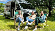 Caravaning in Weinbaugebiete wird immer beliebter. Die badischen Weinhoheiten auf 'Ansteckertour': (von links) Weinprinzessin Katharina Bruder, die badische Weinkönigin Julia Noll und Weinprinzessin Alisa Höll