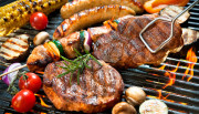 Der richtige Wein zum Grillen? Es kommt darauf an, was man grillt. Foto: Alexander Raths - Adobestock