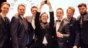 Sommelier-Trophy 2025: bester Niklas Breithaupt (Mitte), 2. Platz Julian Schweighart (links davon), 3. Platz Mirco Liesk (rechts davon) plus weitere gut Platzierte. Foto: Jacobi Fotografie