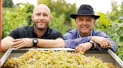 Frank Schäfer: top Weine LIMIT und viele weitere.  Frank Schäfer- frech mit seinen Weinen LIMIT - mit Senior Axel Schäfer: Weingut Schäfer, Mussbach. Foto: Melanie Hubach