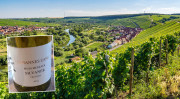 Franken, das Silvaner-Land und seine großartigen Weine. Im Bild Escherndorf mit der Lage Escherndorfer Lump. Foto: Oliver - Adobestock, Flaschenfoto: bonvinitas
