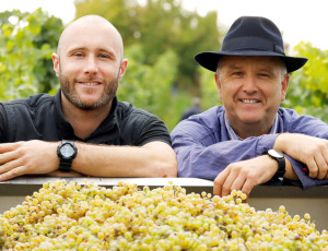 Frank Schäfer: top Weine LIMIT und viele weitere.  Frank Schäfer- frech mit seinen Weinen LIMIT - mit Senior Axel Schäfer: Weingut Schäfer, Mussbach. Foto: Melanie Hubach