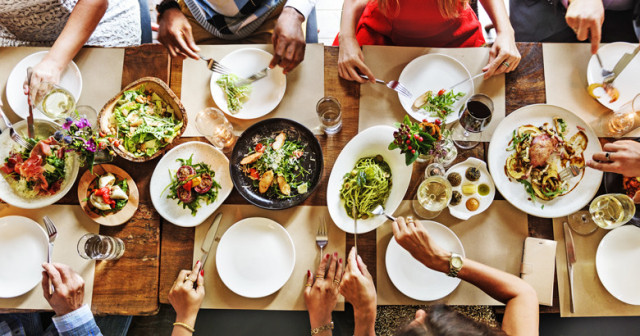 Wein und Krebs? Moderater Weinkonsum zum Essen unbedenklich