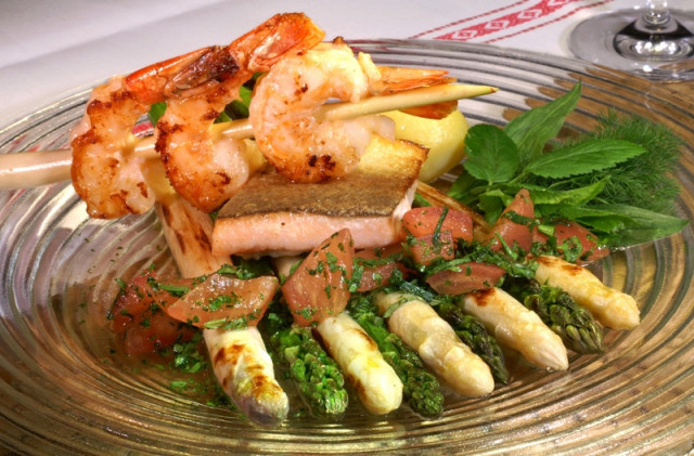 Lachsforelle und Scampi auf gebratenem Spargel