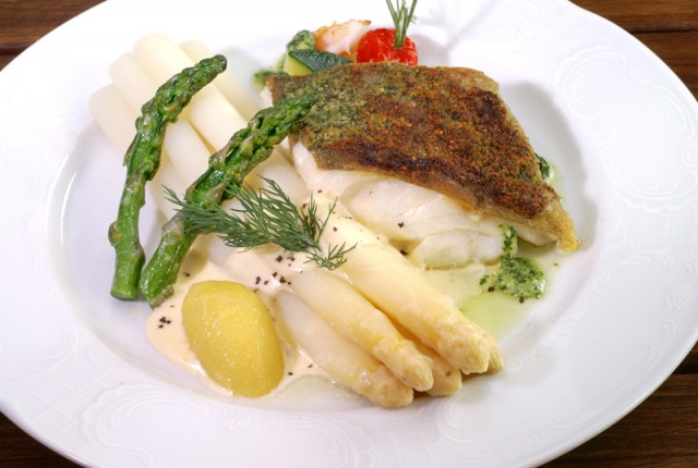 Spargel mit Wolfsbarsch