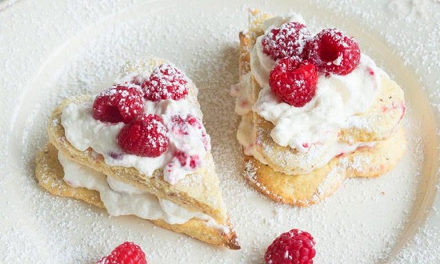 Mit Liebe gebacken: Haselnuss-Waffeln mit Himbeeren