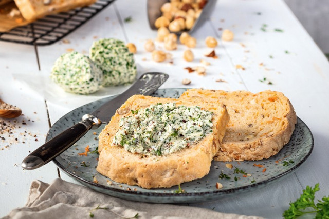 Karotten-Nuss-Brot mit Bärlauch-Butter