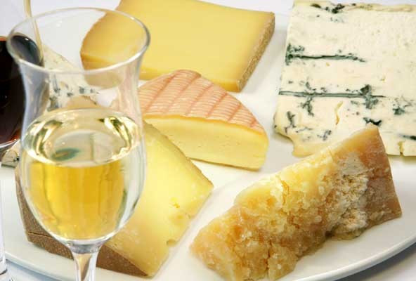 Edelsüßer Wein und Käse