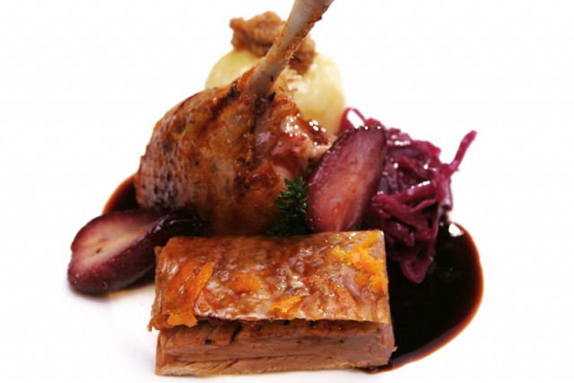 Ente mit Rotkohl, Rotweinbirne und Kartoffelklos, raffiniert mit bitterer Orangenmarmelade