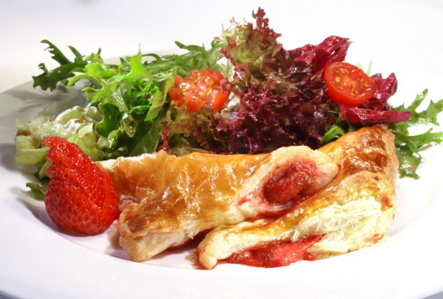 Erdbeerpastetchen mit Salat