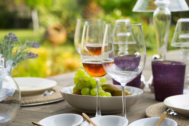 Wein, Mineralwasser, Snacks - sommerliche Happy Hour