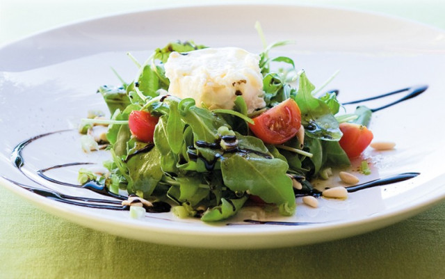 Schönes Vorgericht: Rucola-Salat mit warmem Ziegenkäse