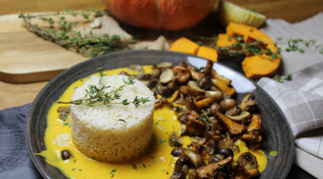 Pilze mit Hokkaidokürbis-Sauce und Reis