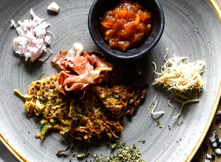 Gesund und lecker: Karotten-Sellerie-Paprika-Laiberl mit Schinken