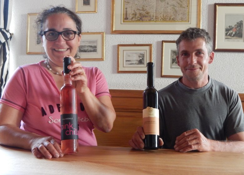 Weingut Kalkbödele: Die Besitzerin, Sonja Mathis-Stich, mit Pink-chilla und Kellermeister Manfred Zimmermann. Foto: Horst Kröber