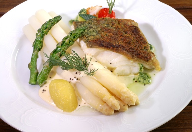 Spargel mit Wolfsbarsch