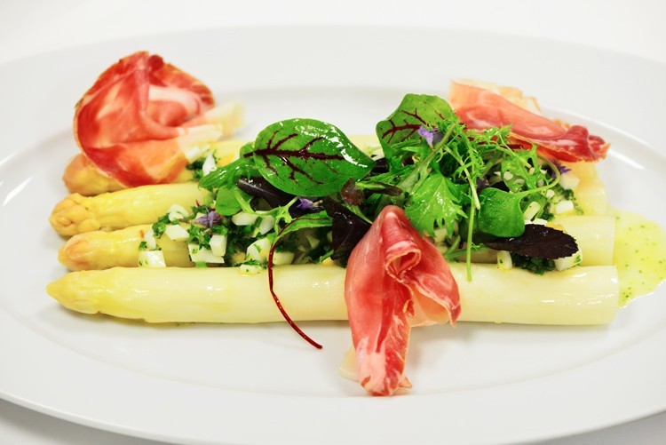 Marinierter Spargel mit Fenchelschinken und Kräuter-Ei-Vinaigrette