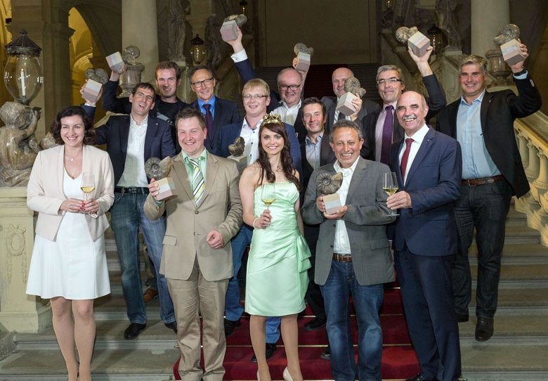 Die glücklichen Sieger gemeinsam mit der Fränkischen Weinkönigin Kristin Langmann, Weinbaupräsident Artur Steinmann, dem Prämierungsbevollmächtigten Hermann Mengler und der parlamentarischen Staatssekretärin Dorothee Bär. Foto: Daniel Biscan