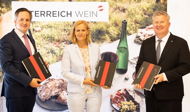 Bei der Vorstellung  des digitalen Weinatlas Österreich: (v.l.n.r.) Johannes Schmuckenschlager (Präsident Österreichischer Weinbauverband), Susanne Ertler-Staggl (Projektleitung ÖWM), Chris Yorke (Geschäftsführung ÖWM); Foto: ÖWM / Anna Stöcher