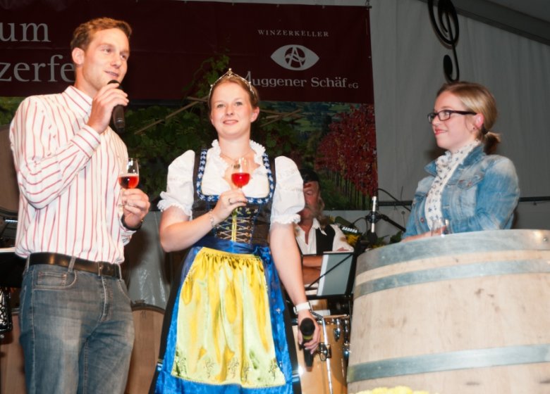 Schnappschuss vom letzten Winzerfest: Vertreter der „Generation Pinot“ moderieren Weine zusammen mit der Markgräfler Weinprinzessin