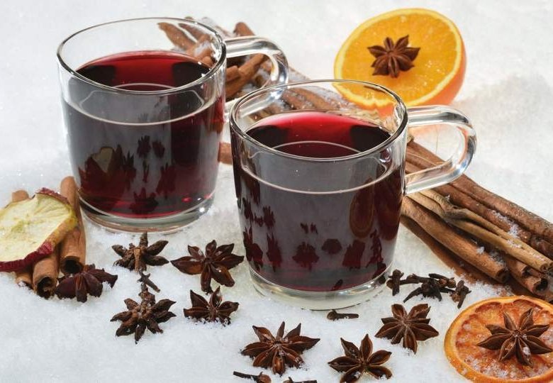 Wärmt in der kalten Jahreszeit auf dem Weihnachtsmarkt oder zu Hause: Glühwein vom Winzer.