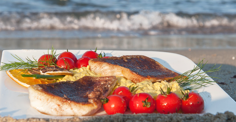 Zanderfilet mit Kakao-Zimt-Kruste auf Orangen-Pistazien-Risotto und Datteltomaten mit Scuba Garden - Tee aromatisiert